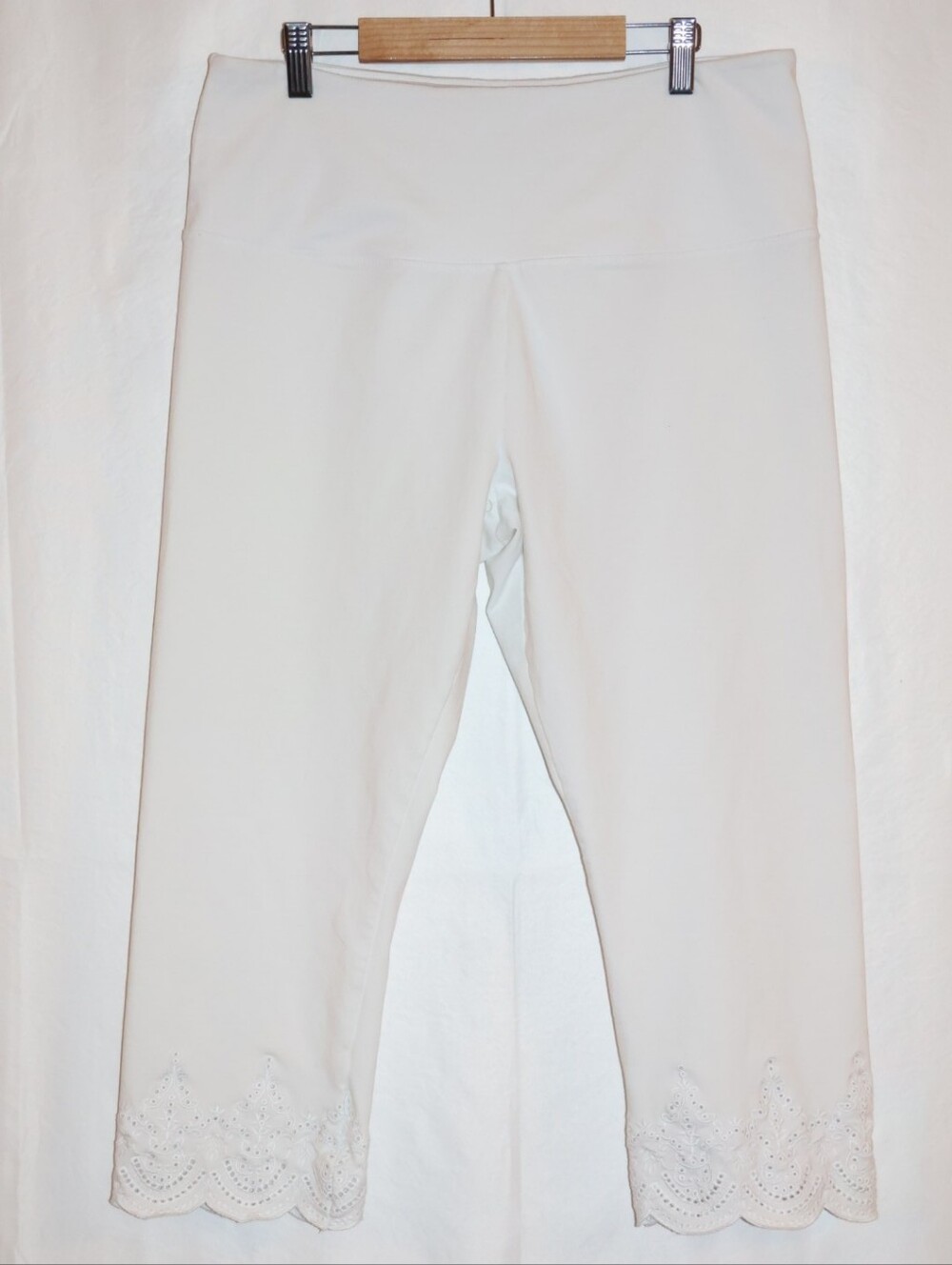 Intro "Love the Fit" White Revolutionary Tummy Control Capri Leggings. 